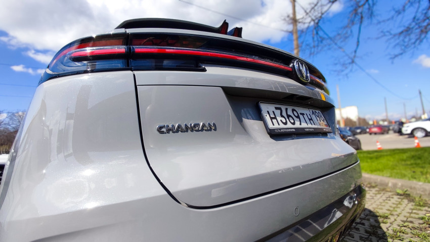 Автомобиль Changan UNI-K с номерным знаком и задними фонарями