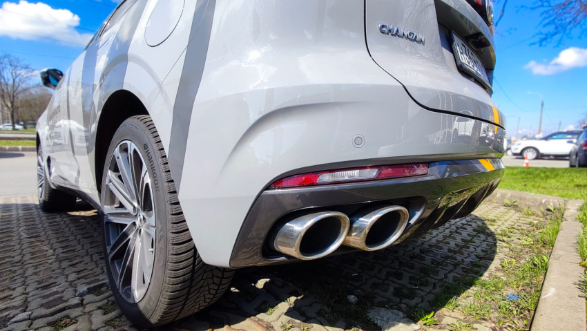 Серебристый Changan с четырьмя выхлопами на парковке