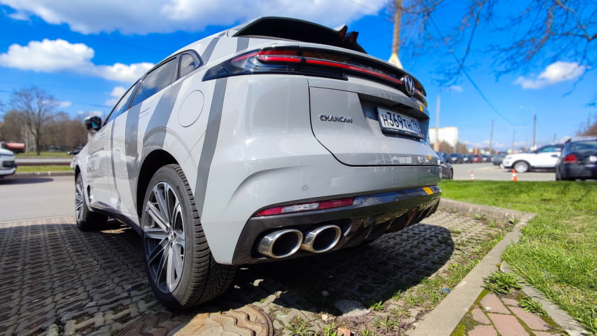 Кроссовер Changan UNI-K с четырьмя выхлопными трубами