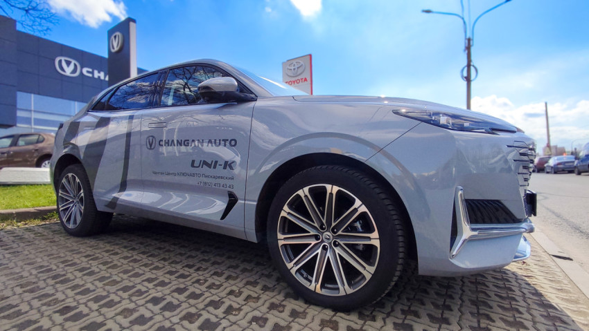 Кроссовер Changan UNI-K у автосалона Changan Auto