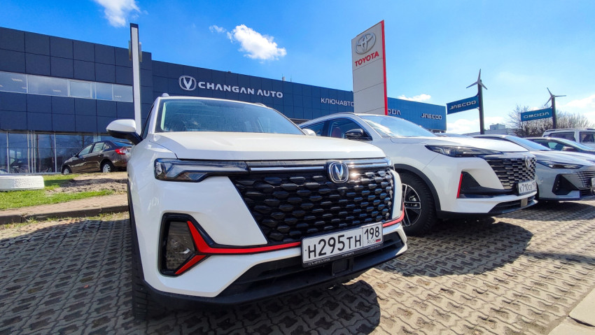 Кроссовер Changan CS55 Plus на фоне автосалона Changan Auto