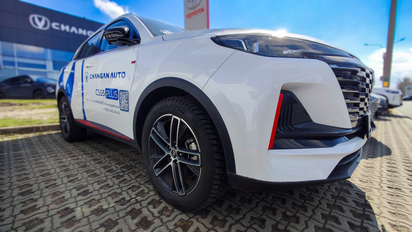 Передний ракурс кроссовера Changan CS55 Plus на парковке
