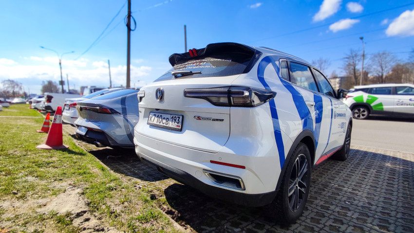 Автомобиль Changan CS55 Plus на парковке рядом с дорогой