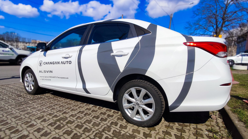 Changan Alsvin с брендированной оклейкой на городской улице