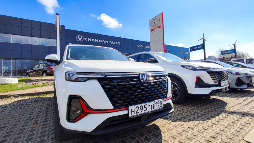 Ряд автомобилей Changan у автосалона Ключавто