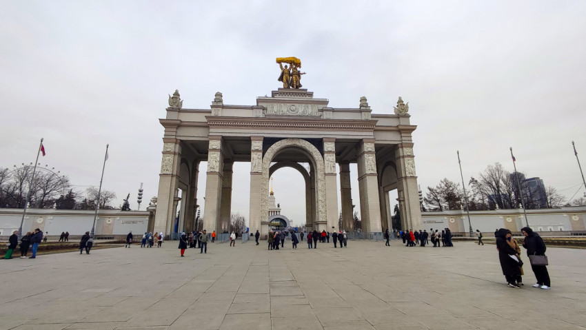 Главный вход ВДНХ на площади перед павильонами