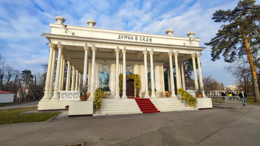 Фасад бывшего павильона «Узбеквино», современного ресторана «Домик в саду» на ВДНХ