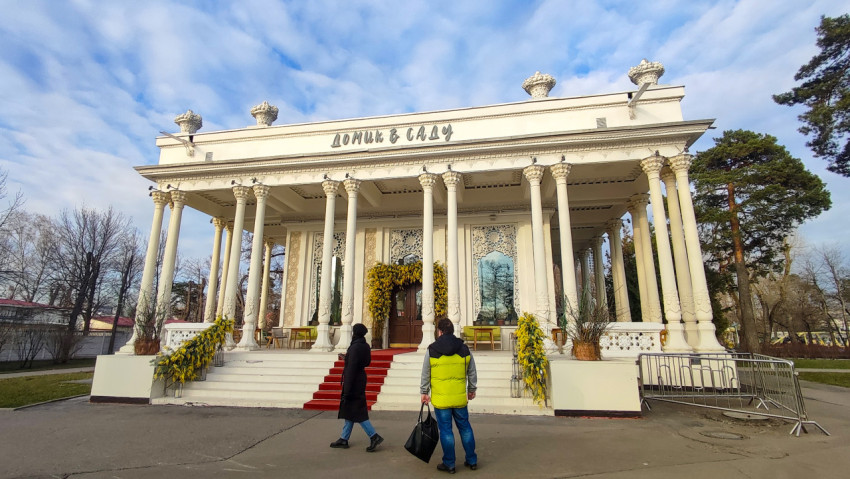 Павильон бывшего «Узбеквино», ныне ресторан «Домик в саду», на территории ВДНХ