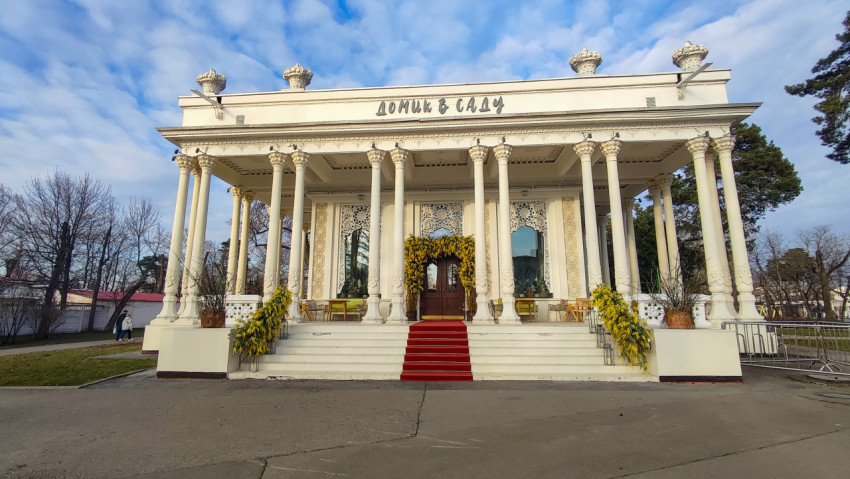 Центральный вход павильона 1954 года, ныне ресторана «Домик в саду» на ВДНХ