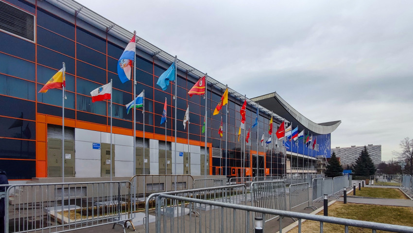 Павильон №75 ВДНХ и флаги регионов в период выставки «Россия»