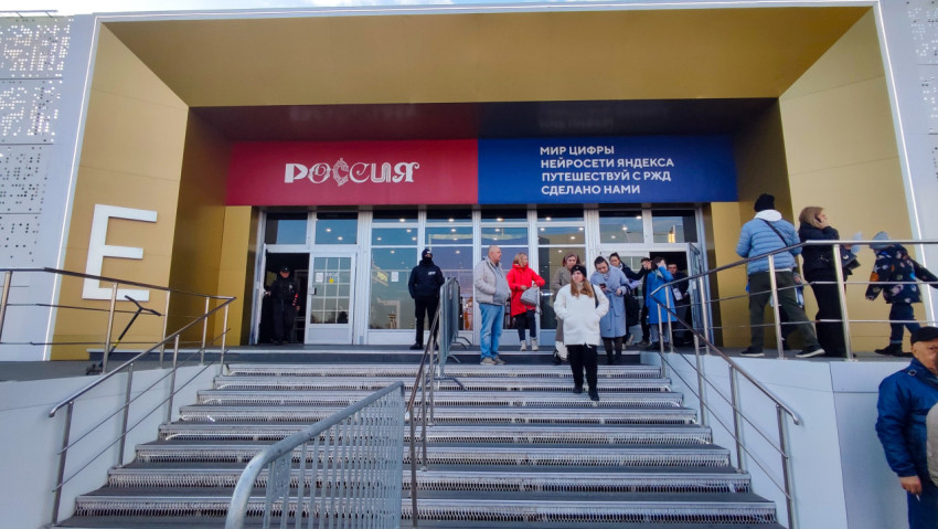 Вход в павильон «Мир цифры» выставки-форума «Россия», зона Е