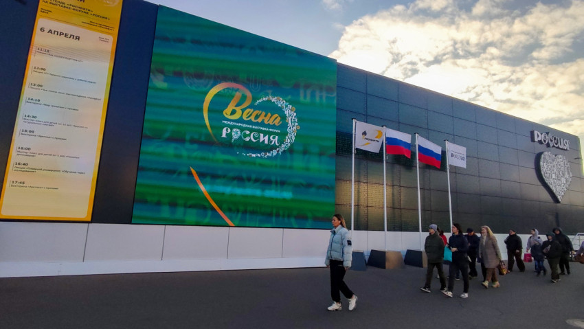 Павильон «Роснефть» и видеокомпозиция «Весна Россия» на территории ВДНХ