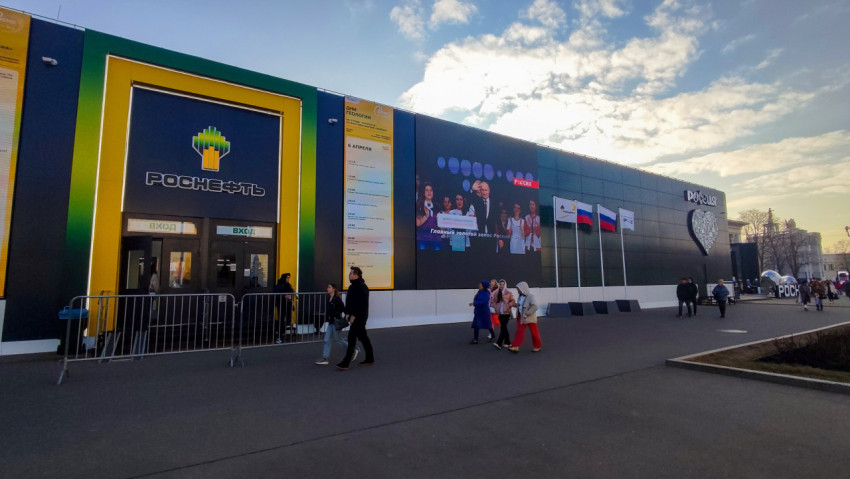 Павильон «Роснефть» с флагами и мультимедийным экраном на ВДНХ