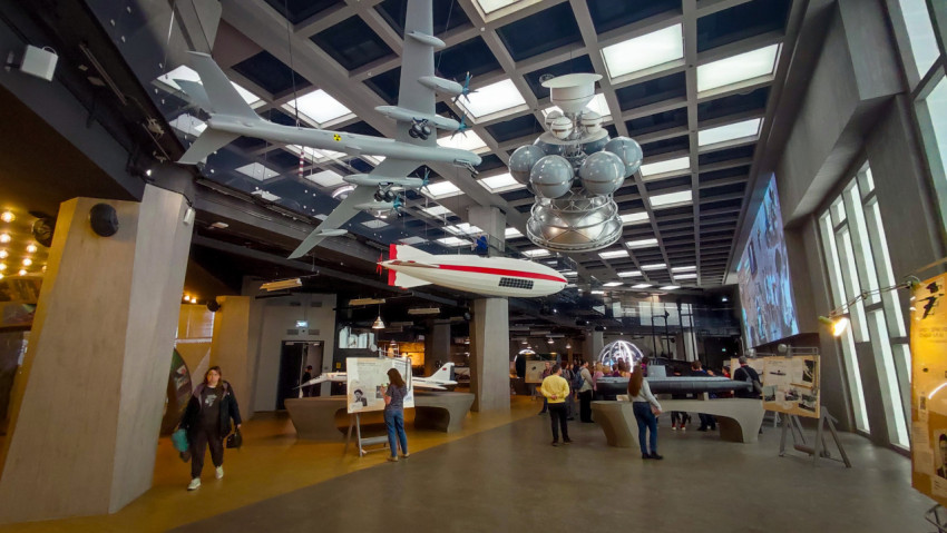 Экспозиция воздушных моделей и посетители павильона «АТОМ» на ВДНХ