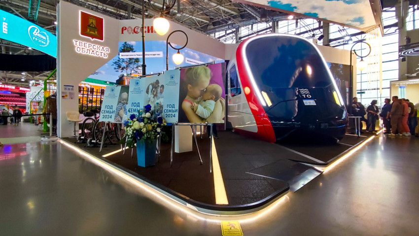 Стенд Тверской области с кабиной поезда «Иволга 3.0» на выставке «Россия»