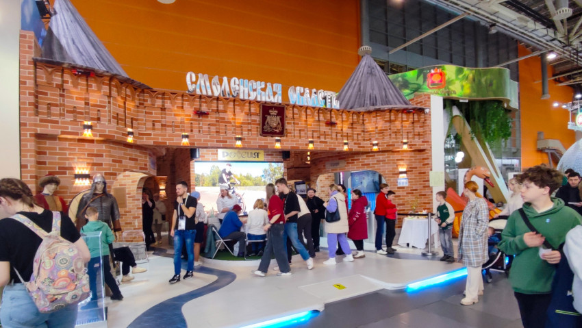 Стенд Смоленской области в виде фрагмента крепостной стены