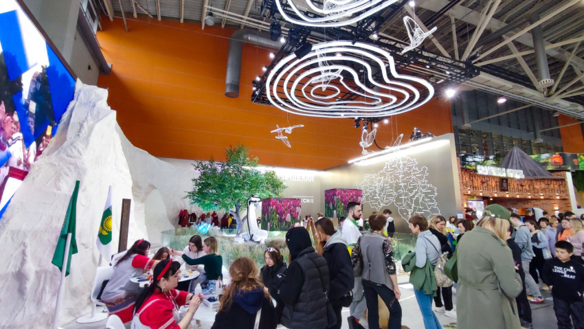 Интерьер павильона №75 с декоративными зонами и посетителями