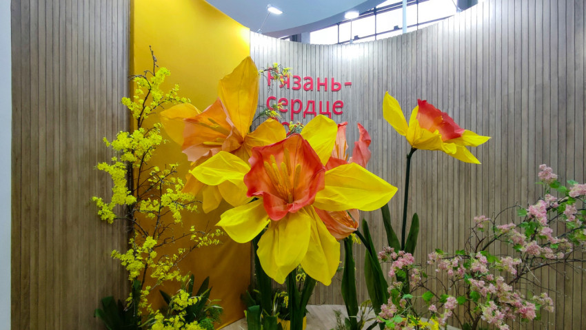 Декоративные цветы у стенда «Рязань — сердце» на ВДНХ
