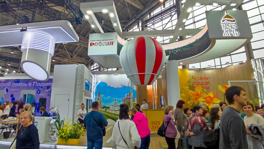 Экспозиция Рязанской области с декоративным аэростатом на выставке «Россия»