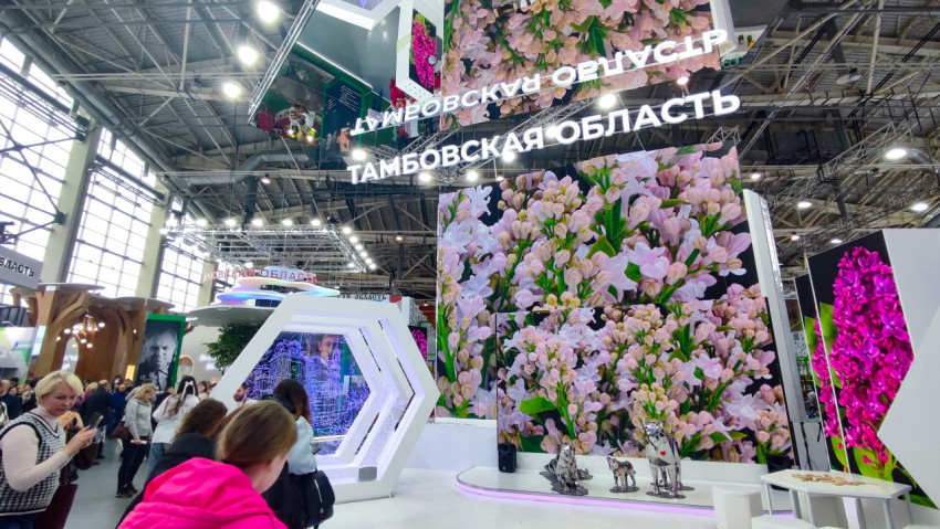 Светодиодные экраны и цветочная инсталляция стенда Тамбовской области