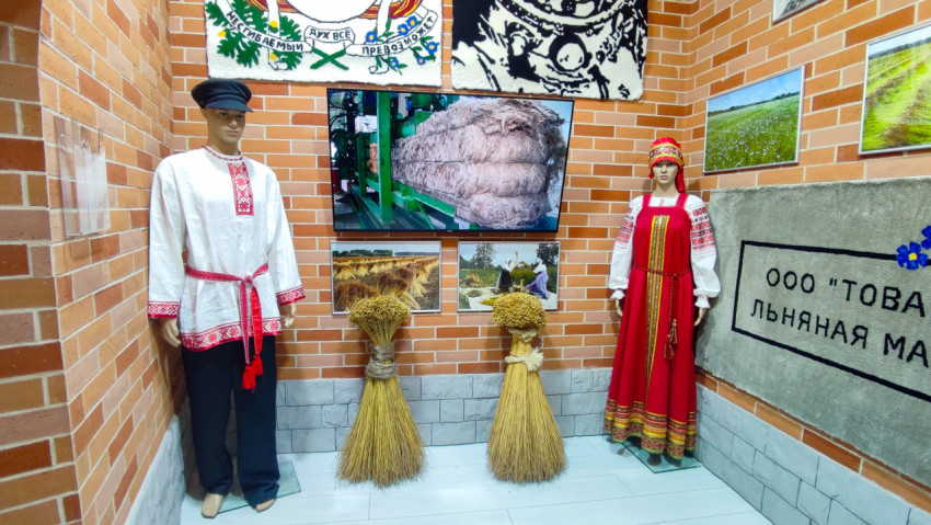 Выставочный стенд с манекенами в традиционной одежде и экспонатами льняной индустрии