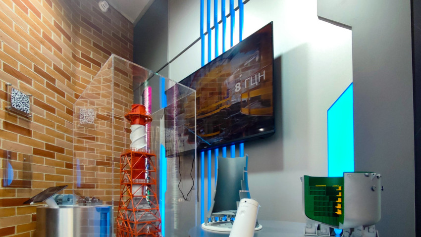 Стенд с макетами промышленных объектов и подсветкой