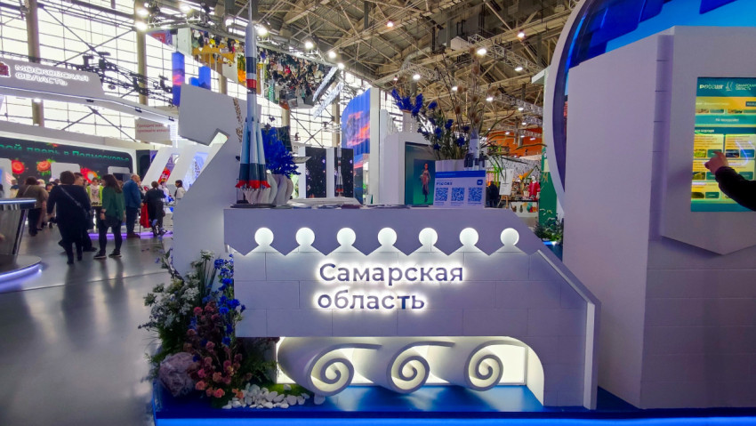 Стенд Самарской области с макетами ракет на выставке «Россия»