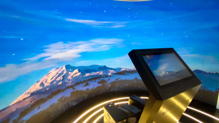 Интерактивный стенд с панорамой заснеженных гор