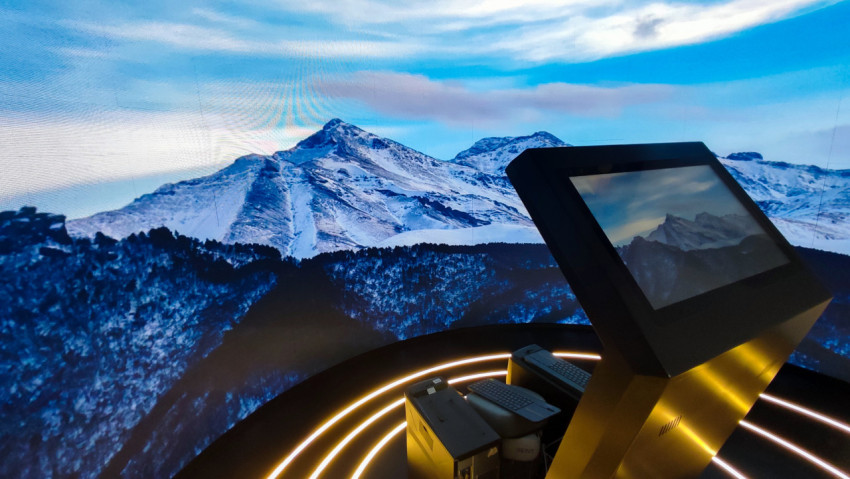 Панорамное изображение горных вершин на интерактивной площадке