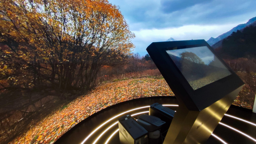 Интерактивная зона с панорамой осеннего горного ландшафта