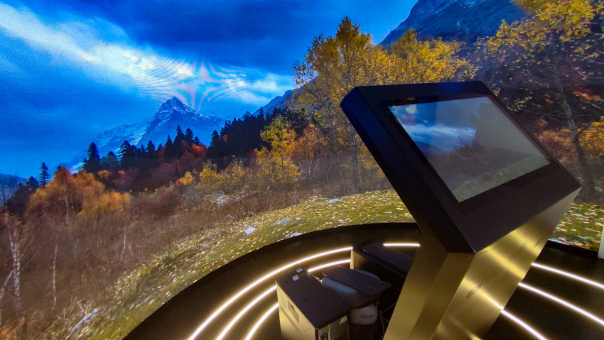 Панорамная визуализация осенних горных склонов на интерактивном стенде