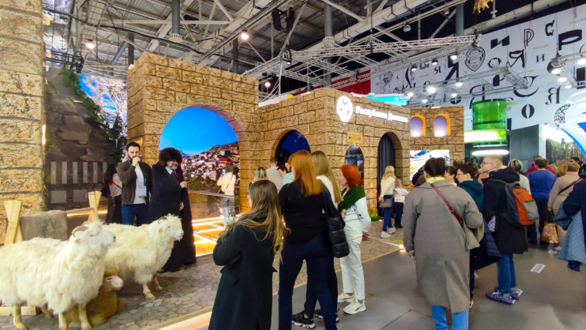 Экспозиция Республики Дагестан с архитектурными арками на выставке «Россия»