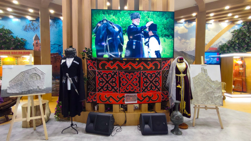Экспозиция с национальными костюмами и этнографическими элементами
