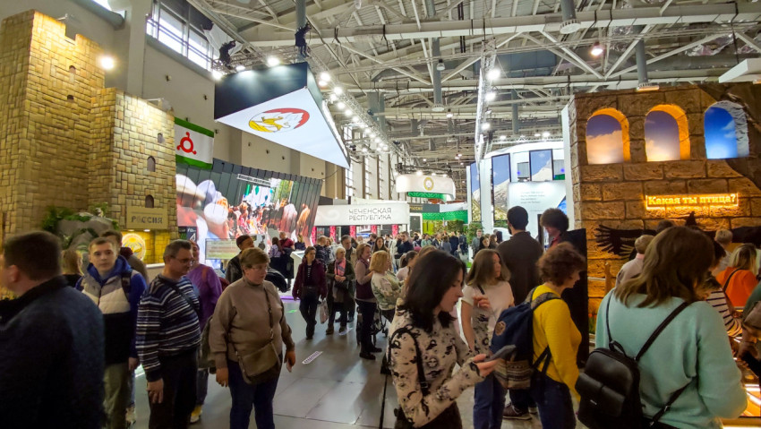 Посетители у стендов регионов Северного Кавказа на выставке «Россия»