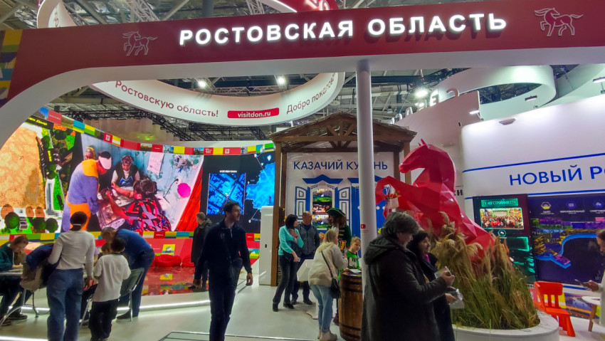 Центральная арка стенда Ростовской области с LED-экраном и инсталляцией «Казачий курень»