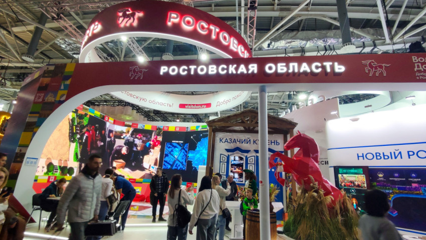 Экспозиция Ростовской области с центральной аркой и красной фигурой коня в павильоне №75 ВДНХ