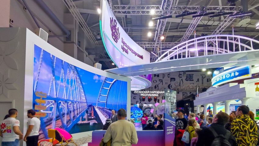 Стенд Краснодарского края с видеорядом Крымского моста на LED-панелях