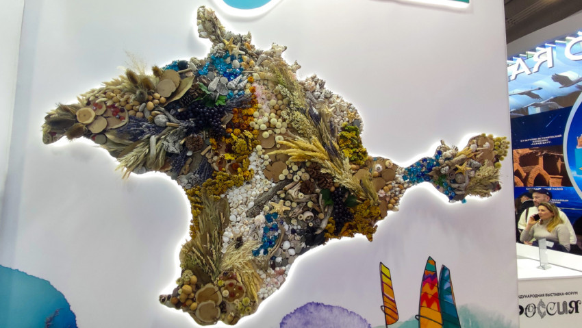 Рельефная карта Крыма на стенде региона в павильоне «Регионы России»