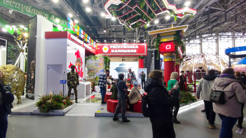 Стенд Республики Калмыкия с традиционными декоративными элементами