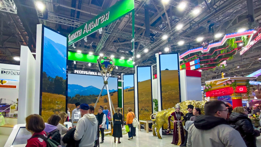 Стенд Республики Адыгея с видеопанелями и этническими элементами