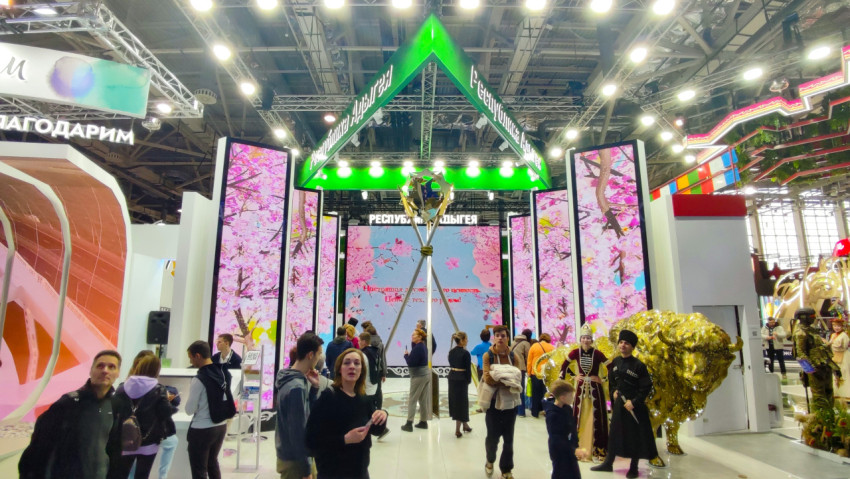 Стенд Республики Адыгея с видеопанелями и этнической композицией