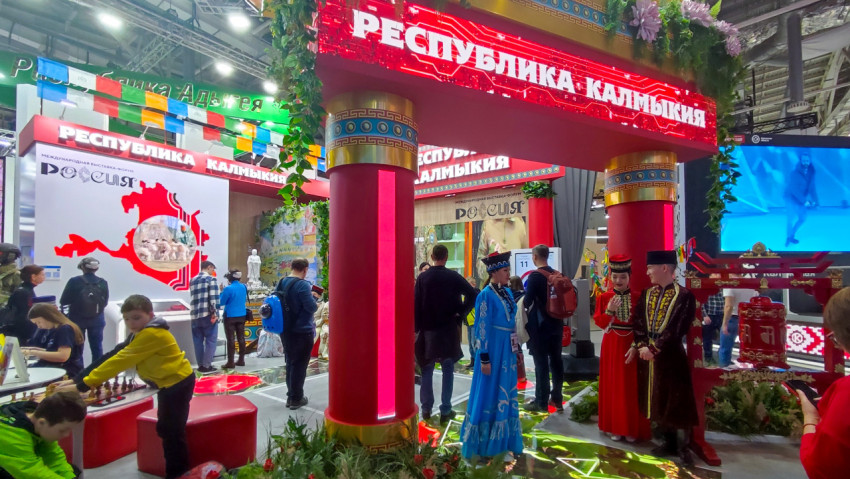 Центральная зона стенда Республики Калмыкия с традиционным оформлением на выставке ВДНХ