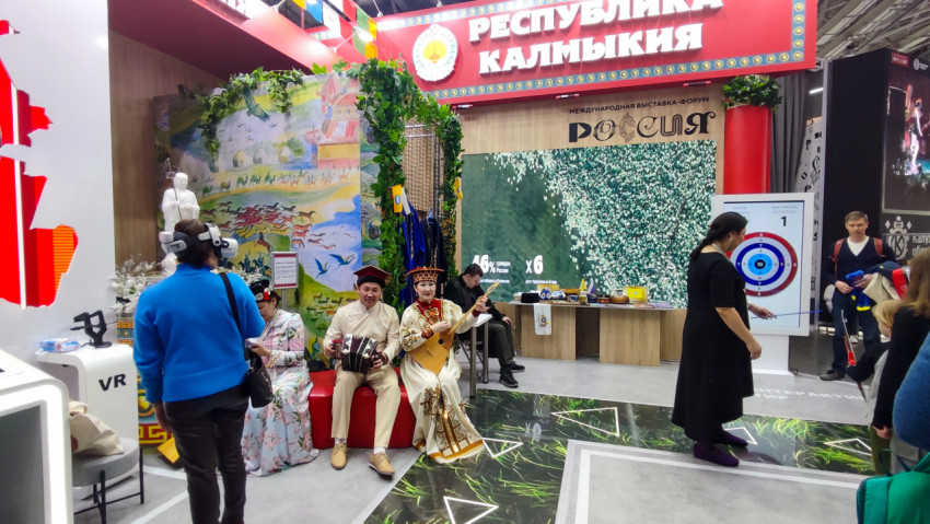 Музыканты в национальных костюмах выступают на стенде Калмыкии на выставке ВДНХ