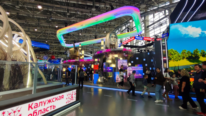 Инсталляции и световые конструкции рядом со стендом СМИ на выставке ВДНХ