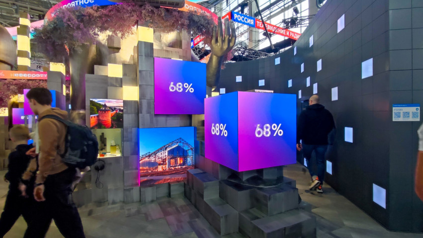 Мультимедийные кубы и декоративные элементы в зоне экспозиции СМИ на выставке ВДНХ