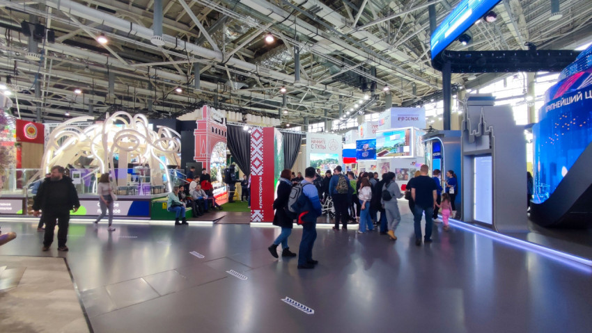 Посетители в центральной зоне павильона №75 на выставке-форуме «Россия»