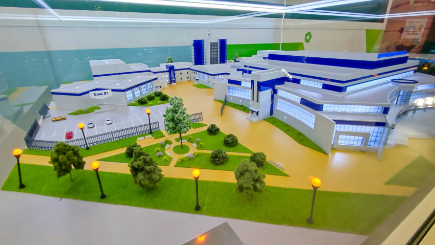 Макет Дворца единоборств в Брянске с зелёной зоной и дорожками