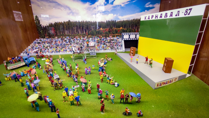 Панорамный макет праздника «Карнавал-87» с трибунами и сценой