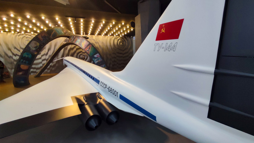 Хвостовая часть модели самолёта Ту-144 в павильоне «АТОМ» на ВДНХ