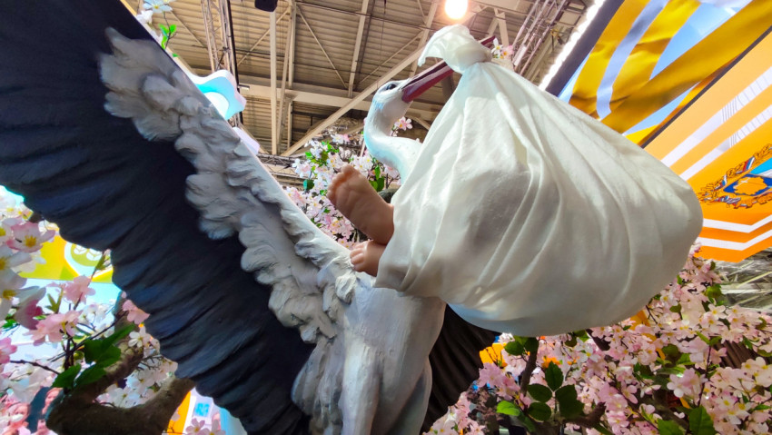 Скульптура аиста с младенцем на стенде Ставрополья в павильоне №75 ВДНХ